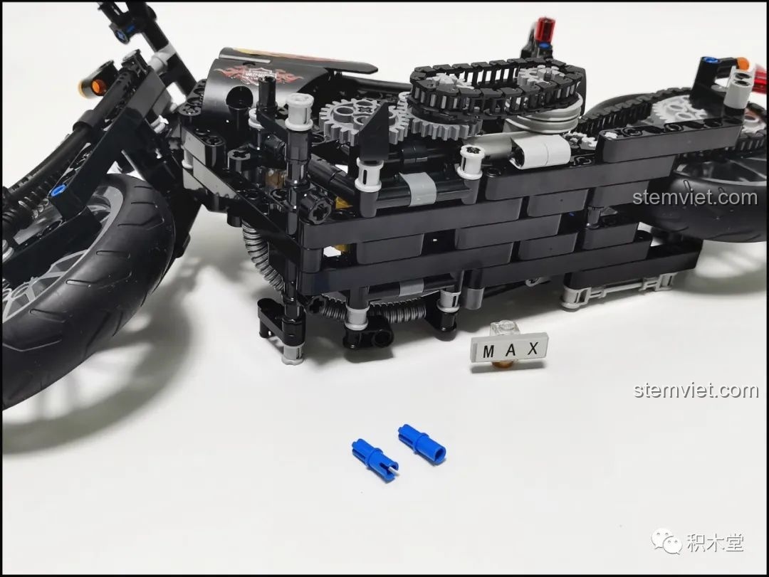 Mẹo gia cố chân chống cho mô hình Lucky Star 50024 Harley-Davidson Knuckle Chopper.