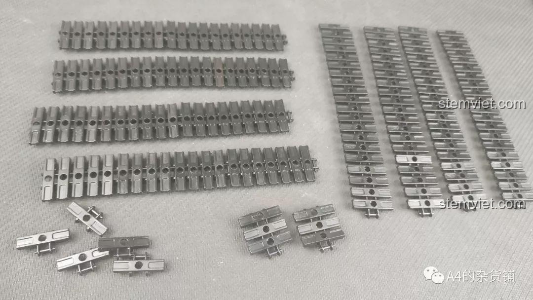 Dây xích sau khi lắp vào bánh xe của mô hình KAZI KY82010. Sử dụng 84 mắt xích sẽ giúp dây xích mượt mà hơn.