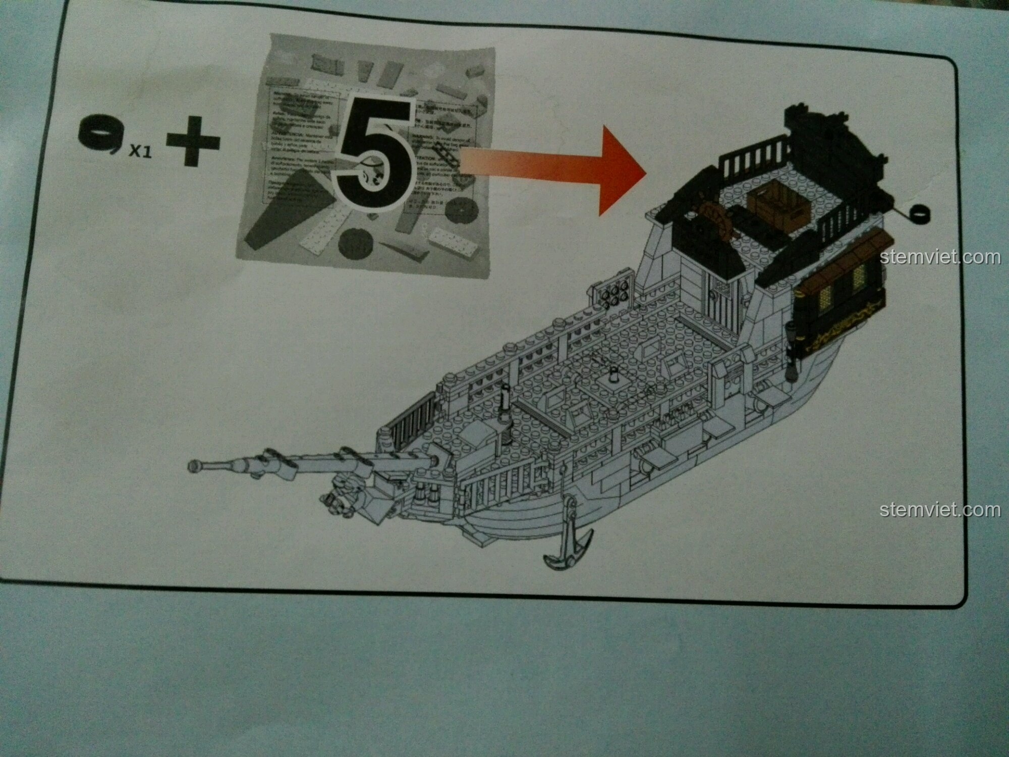 Chi tiết chiếc hòm được lắp trên boong tàu GUDI 9115, một công đoạn cần sự khéo léo.
