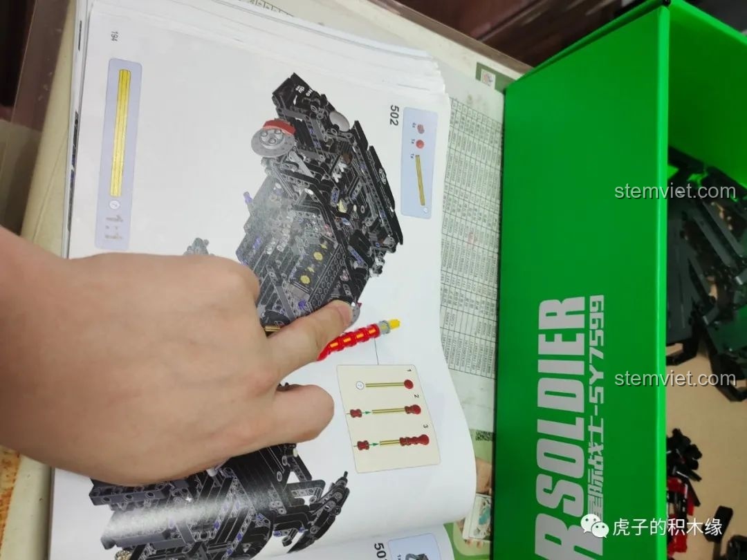 Khung gầm của xe Mould King 13108 đã được nối dài, sẵn sàng để lắp ráp các bộ phận thân vỏ và nội thất.