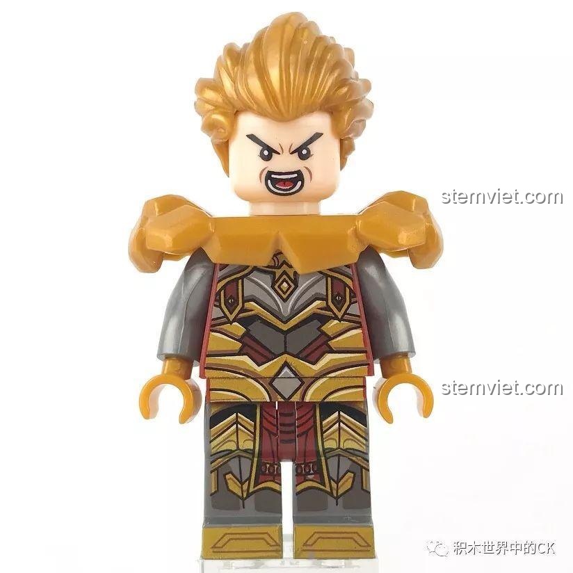 Cận cảnh minifigure Arthur từ bộ Sembo 11841, nổi bật với bộ giáp vàng và mái tóc vàng được tạo hình chi tiết.