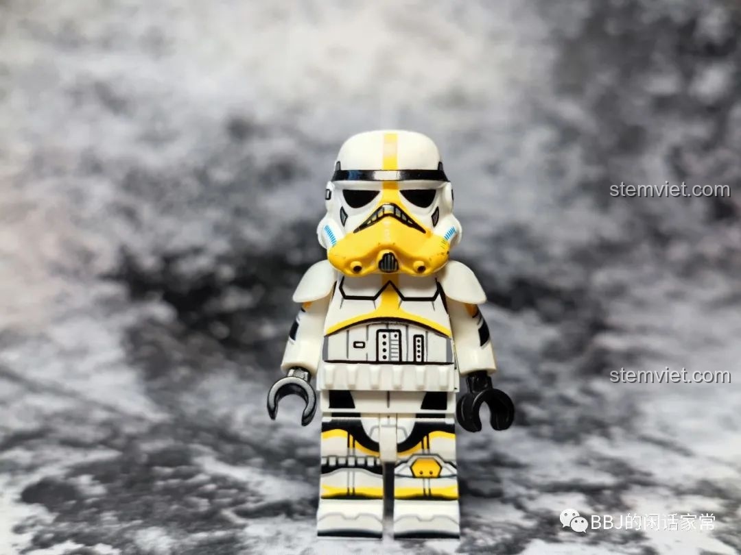 Minifigure Artillery Stormtrooper KORUIT KT1052 Star Wars với áo giáp trắng vàng và mũ bảo hiểm.