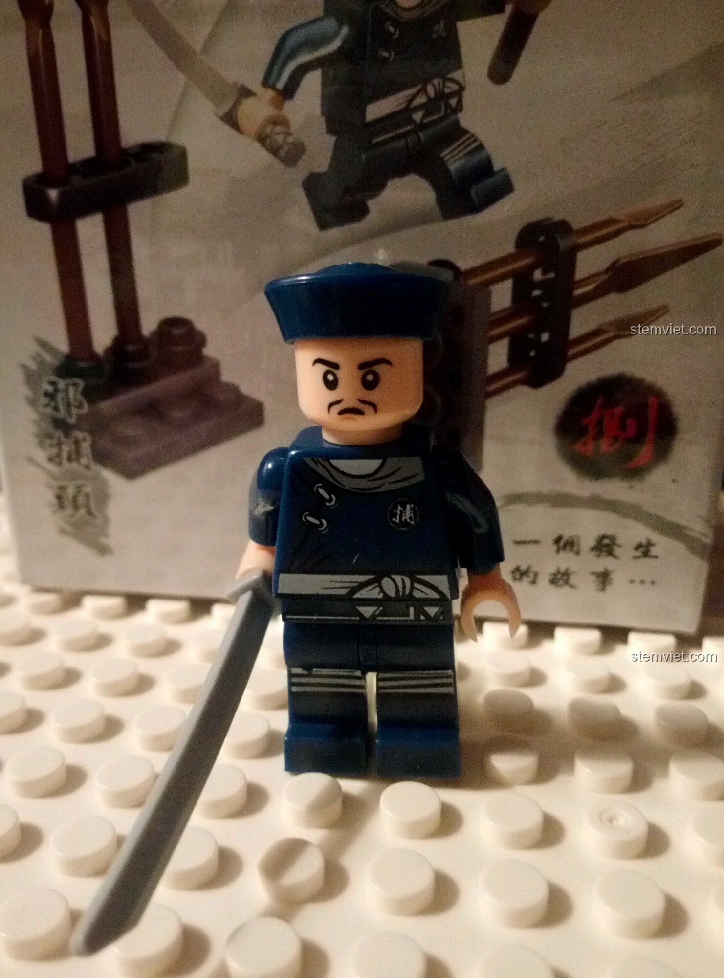 Minifigure bổ đầu với phụ kiện mũ và kiếm. Đồ chơi xây dựng Mô hình cảnh đường phố xưa KAZI tiết kiệm.