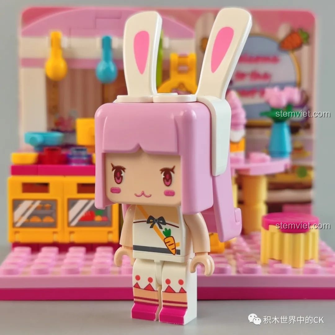 Cận cảnh minifigure Bunny Mei Mei trong đồ chơi mô hình cho bé gái 6 tuổi.