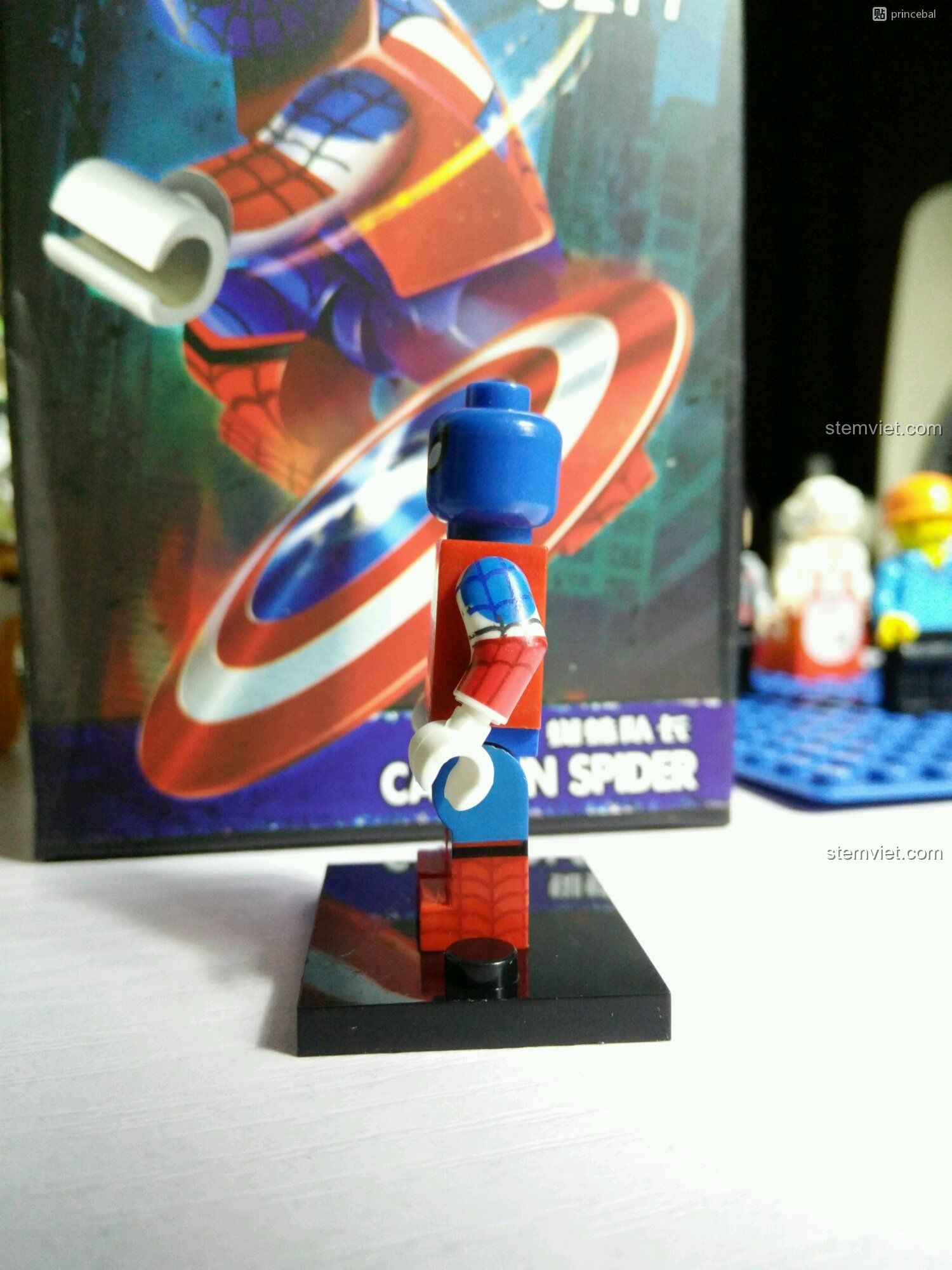 Góc nhìn bên phải của minifigure Captain Spider Decool 0277. Cảm nhận về đồ chơi lắp ráp cho bé trai 6 tuổi.