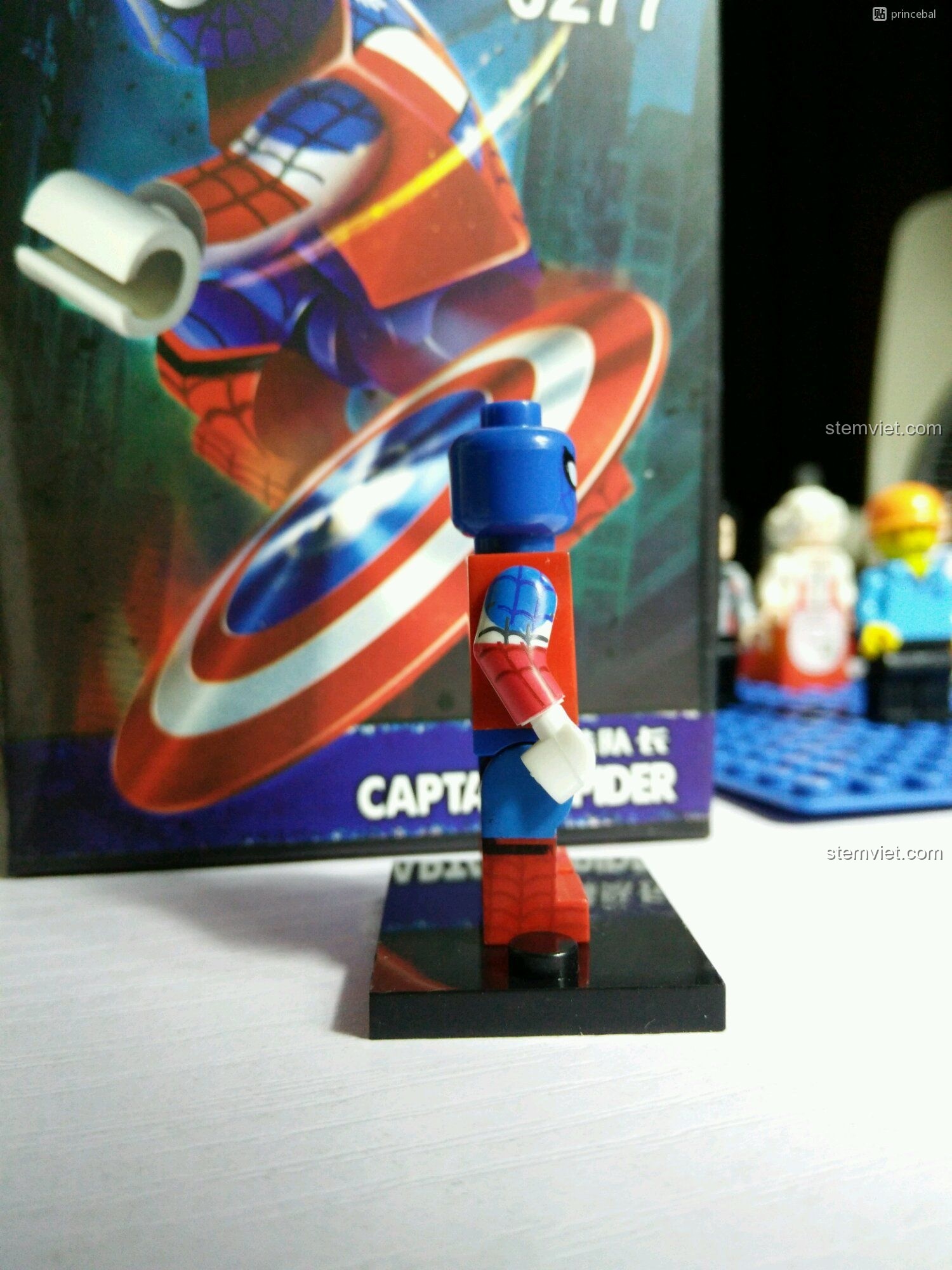 Góc nhìn bên trái của minifigure Captain Spider Decool 0277. Bộ đồ chơi minifigure Spider-Man giá rẻ, chất lượng cao.
