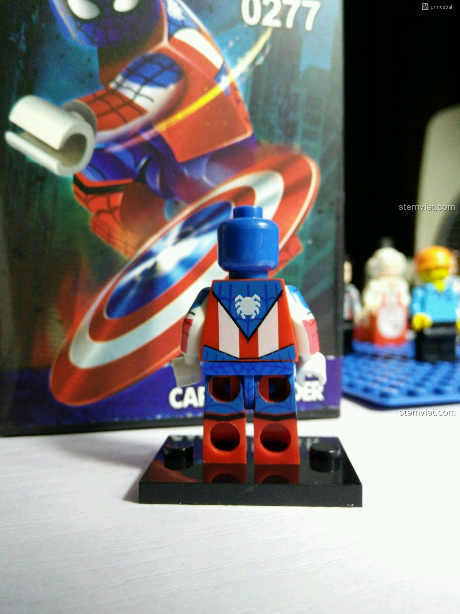 Mặt sau của minifigure Captain Spider Decool 0277, với logo kết hợp. Đánh giá chất lượng đồ chơi Decool.