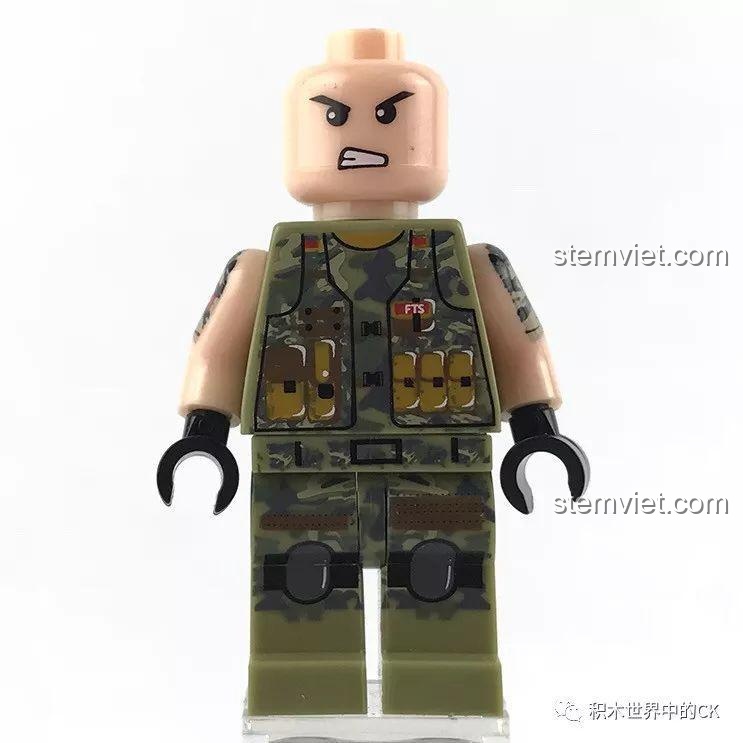 Minifigure Chiến binh FTS với biểu cảm giận dữ và trang phục rằn ri, một nhân vật trong bộ đồ chơi quân đội LELE 36020.
