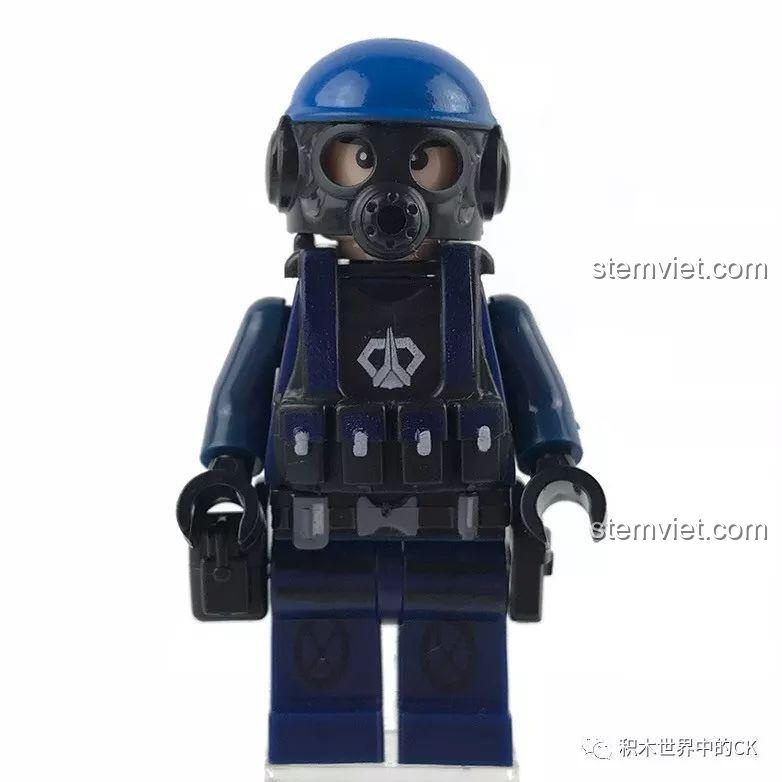 Minifigure Chiến binh mặt nạ xanh với mũ bảo hiểm và mặt nạ phòng độc liền khối trong bộ lắp ráp quân đội LELE 36020.
