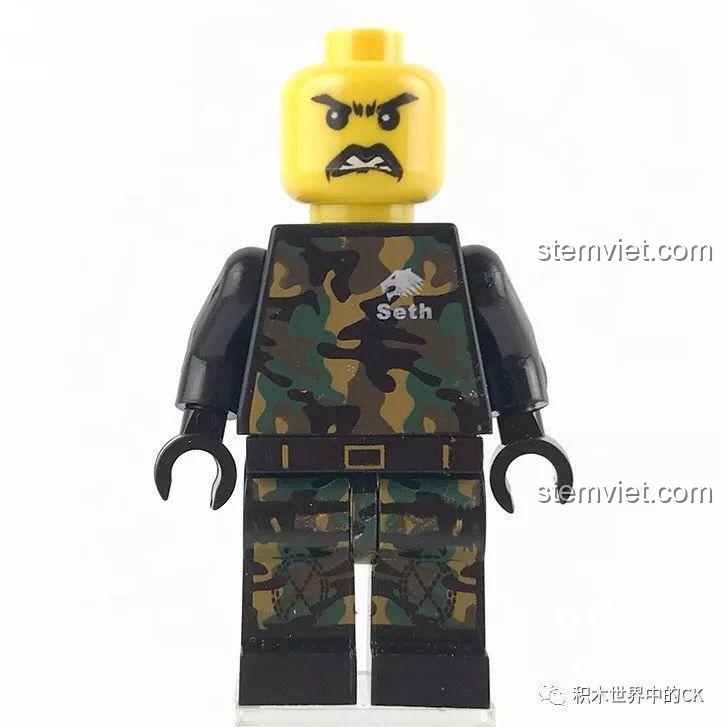 Minifigure Chiến binh mũ vàng với biểu cảm giận dữ và trang phục rằn ri, một nhân vật trong bộ đồ chơi quân đội LELE 36020.
