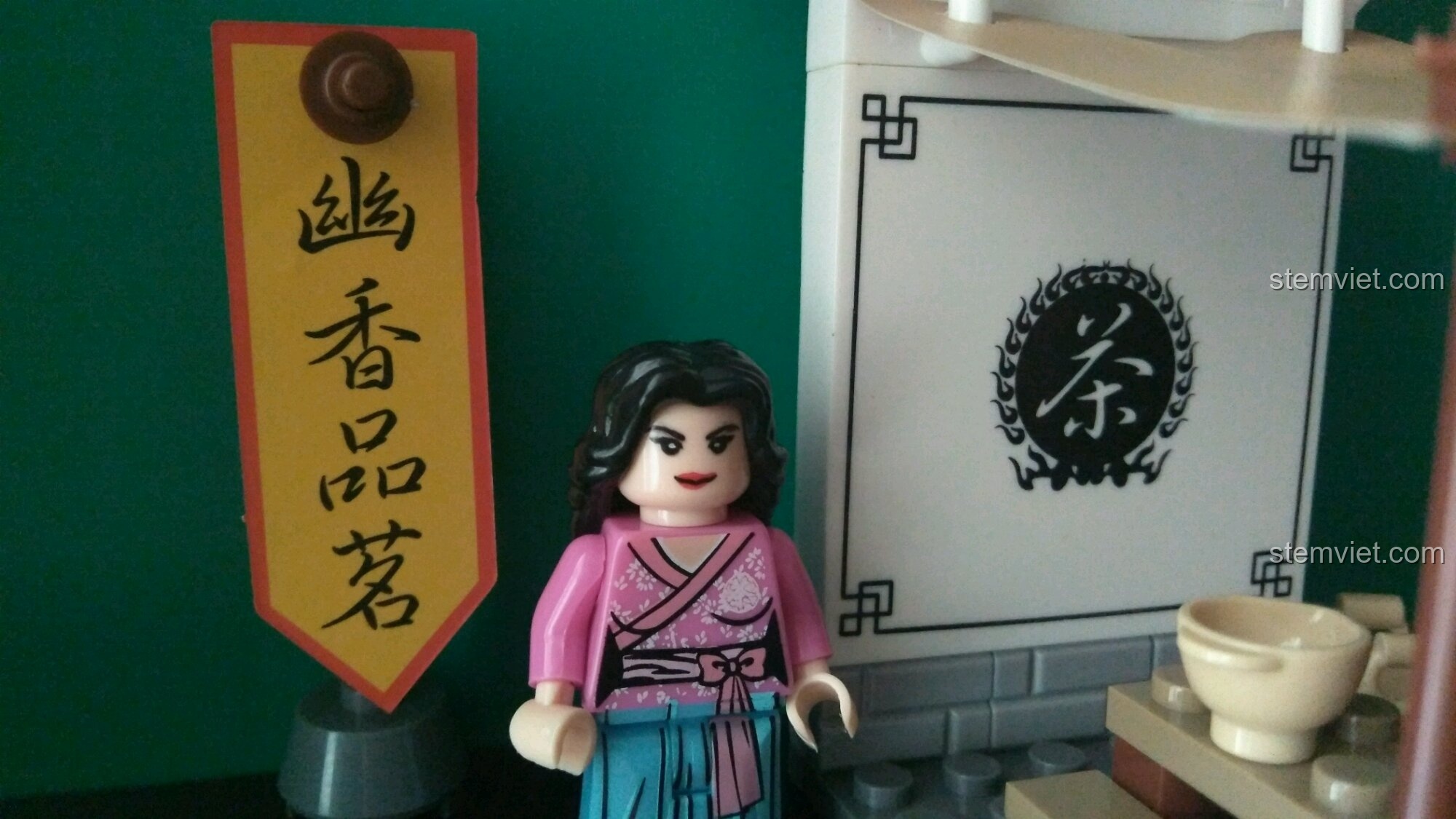 Cận cảnh minifigure chủ quán trà trong bộ lắp ghép Quán trà cổ 5007 chất lượng cao giá tốt, thể hiện chi tiết trang phục.