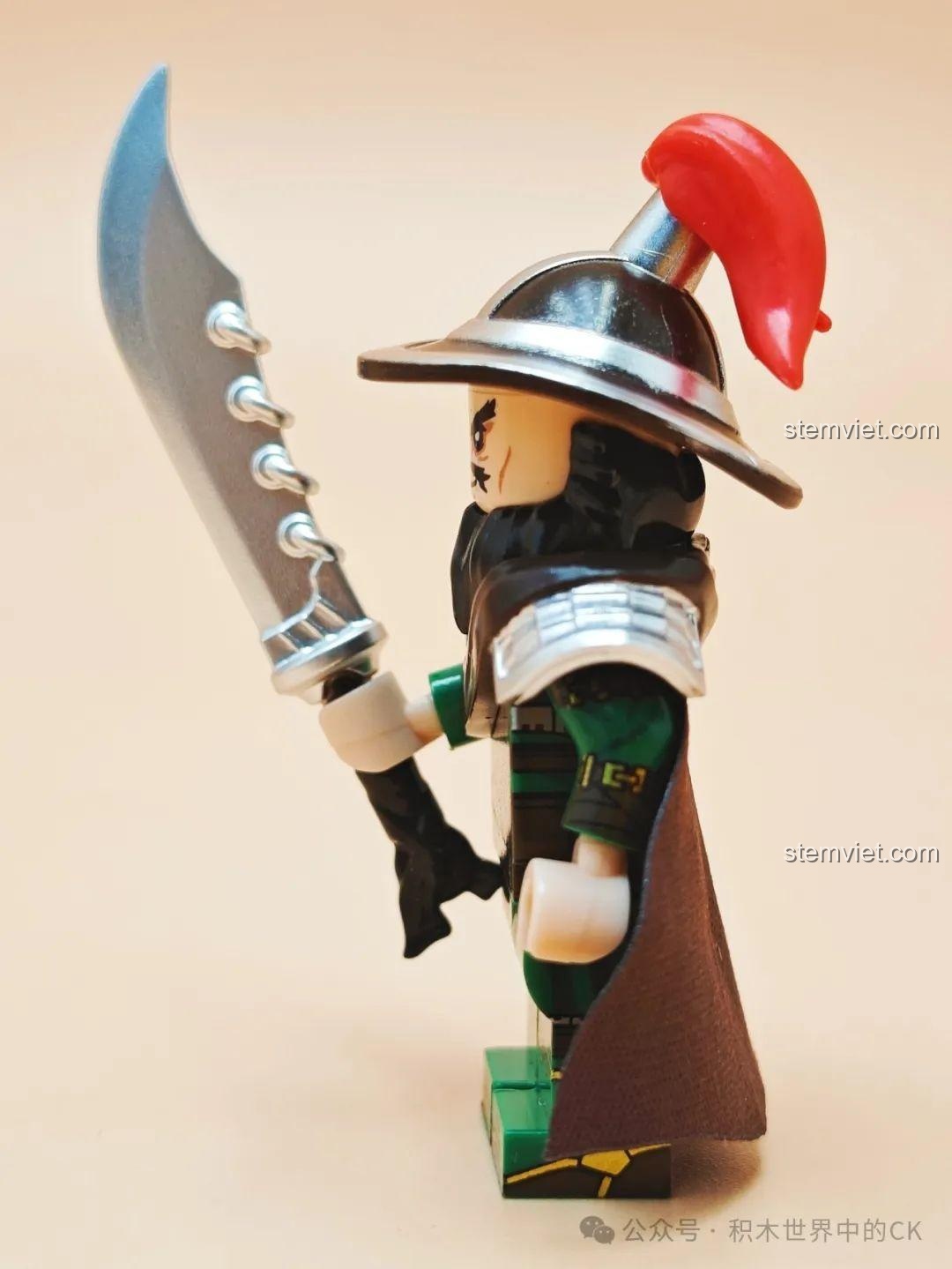 Góc nhìn nghiêng của minifigure Chu Thương, làm nổi bật chi tiết giáp vai và vũ khí.