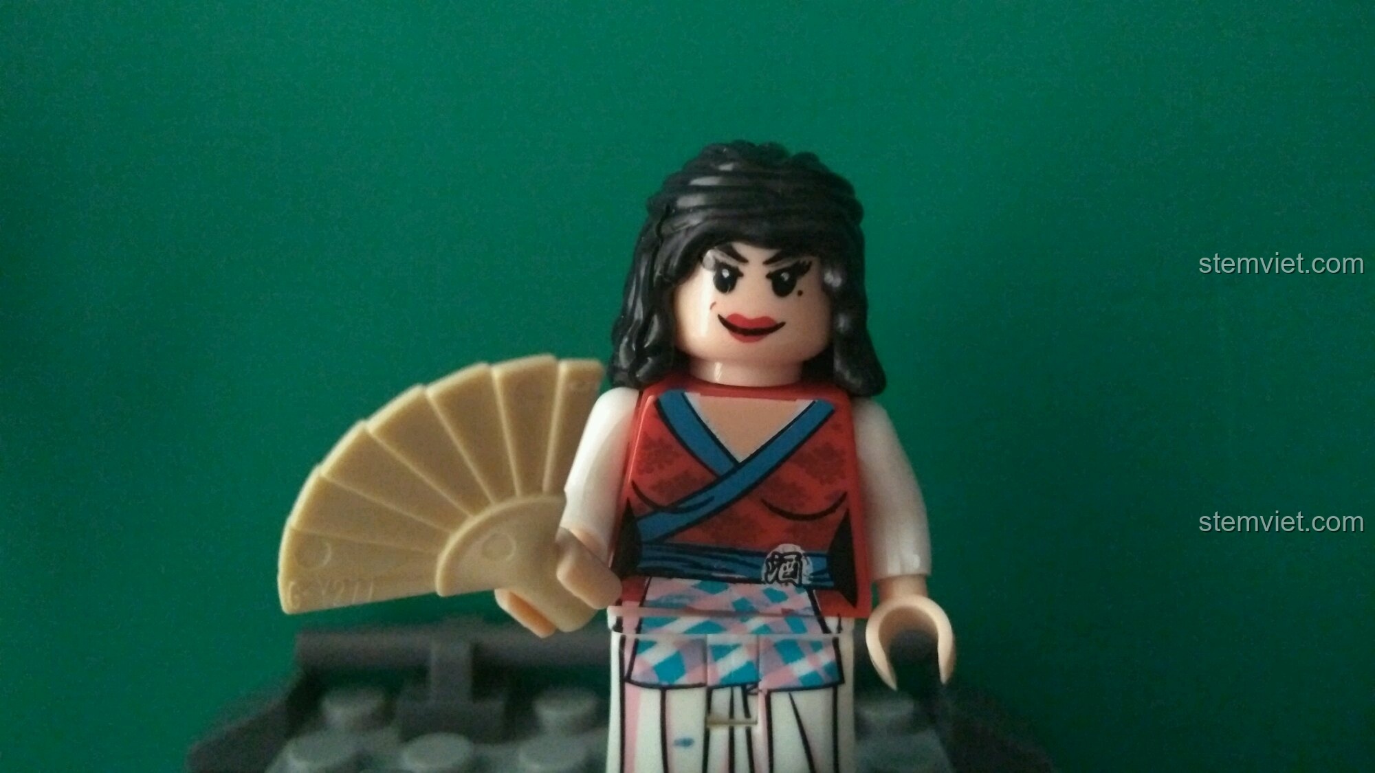Cận cảnh minifigure cô gái trên cầu cầm quạt. Đồ chơi mô hình Bộ Lắp Ráp Phố Trung Hoa Cổ Kính cho con gái trên 6 tuổi.