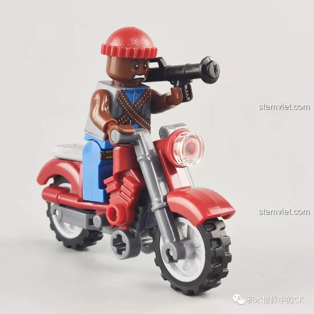 Minifigure màu nâu đội mũ đỏ đang cưỡi xe máy màu đỏ, cầm súng phóng lựu, từ bộ Winner 5101.