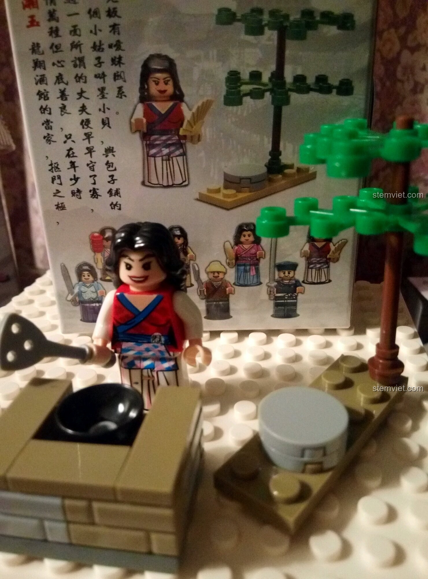 Minifigure đầu bếp với phụ kiện bếp lò và chảo. Bộ đồ chơi Mô hình cảnh đường phố xưa 5007 giá bình dân.