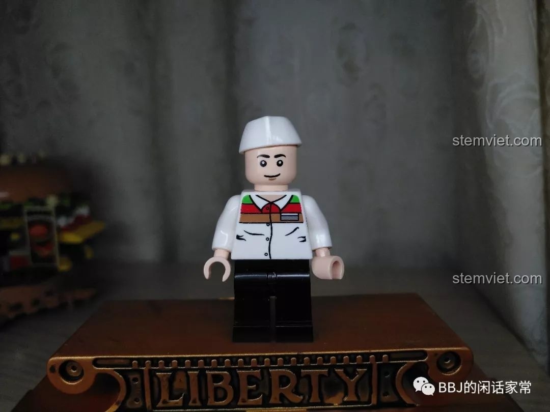 Cận cảnh minifigure đầu bếp trong bộ Cửa Hàng Hamburger Sembo, với chi tiết in sắc nét trên thân áo.