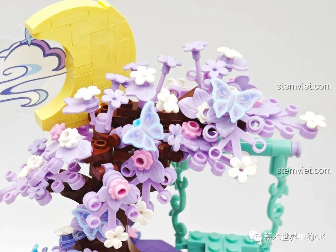 Minifigure Điêu Thuyền K21103 dưới ánh đèn xanh, tạo hiệu ứng huyền ảo và nổi bật chi tiết trang phục.