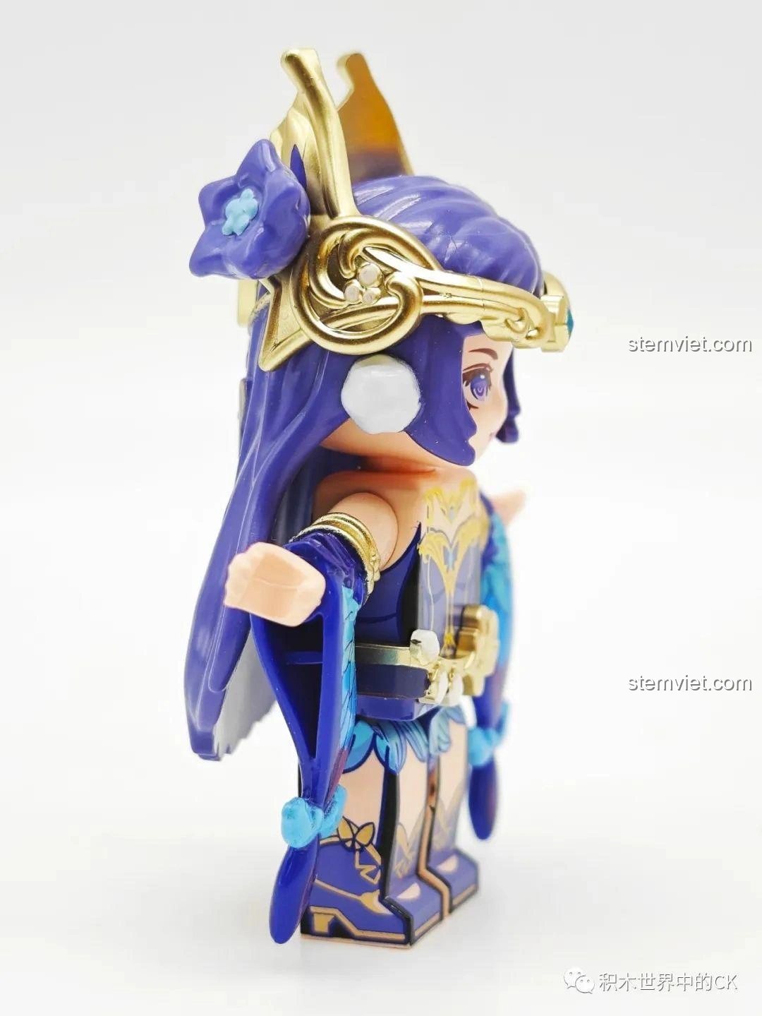 Góc nghiêng của minifigure Điêu Thuyền từ bộ Keeppley K21103, cho thấy tổng thể trang phục và kiểu tóc.