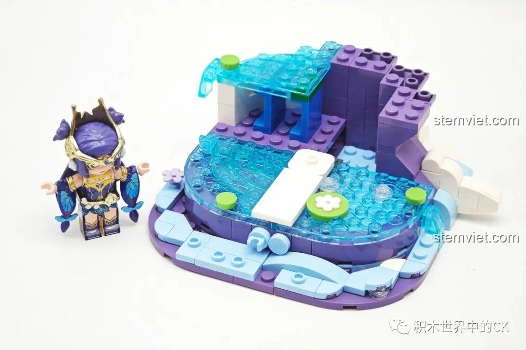 Minifigure Điêu Thuyền và phần đế đầu tiên của bộ lắp ráp Keeppley K21103, khởi đầu quá trình xây dựng cảnh quan.