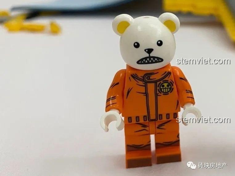 Cận cảnh minifigure độc đáo đi kèm trong bộ Leier 10004 Tòa nhà Hiệu Thuốc Cổ Điển, một nhân vật gấu trắng ngộ nghĩnh.