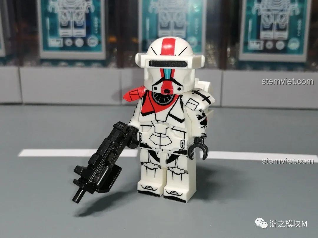 Minifigure Đội trưởng Commando Đỏ XP-374 từ set Koruit KT1048, nhân vật chỉ huy với các chi tiết màu đỏ nổi bật.