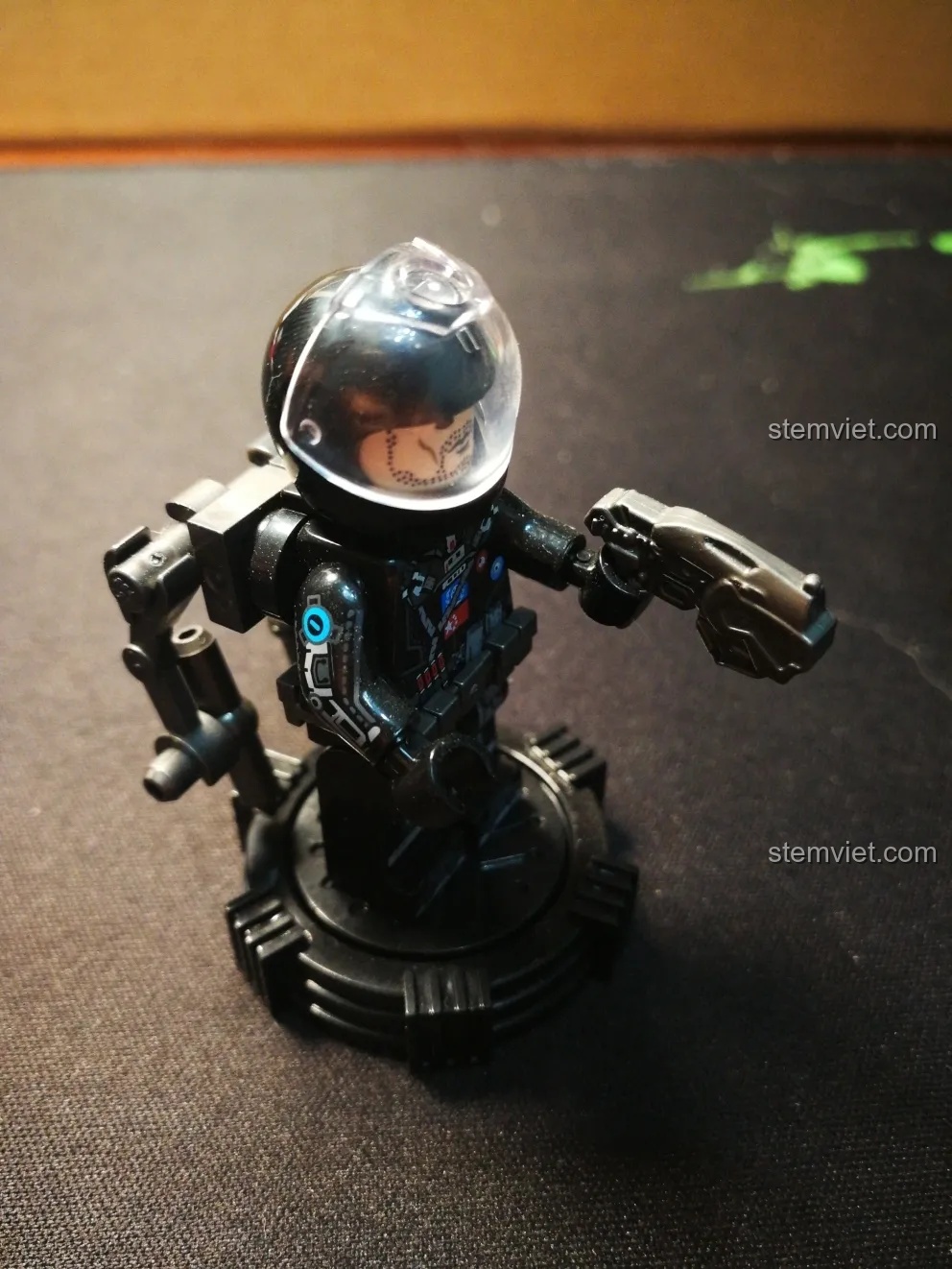 Cận cảnh minifigure Đội trưởng Wang với bộ giáp và súng, mũ bảo hiểm có thể tháo rời.