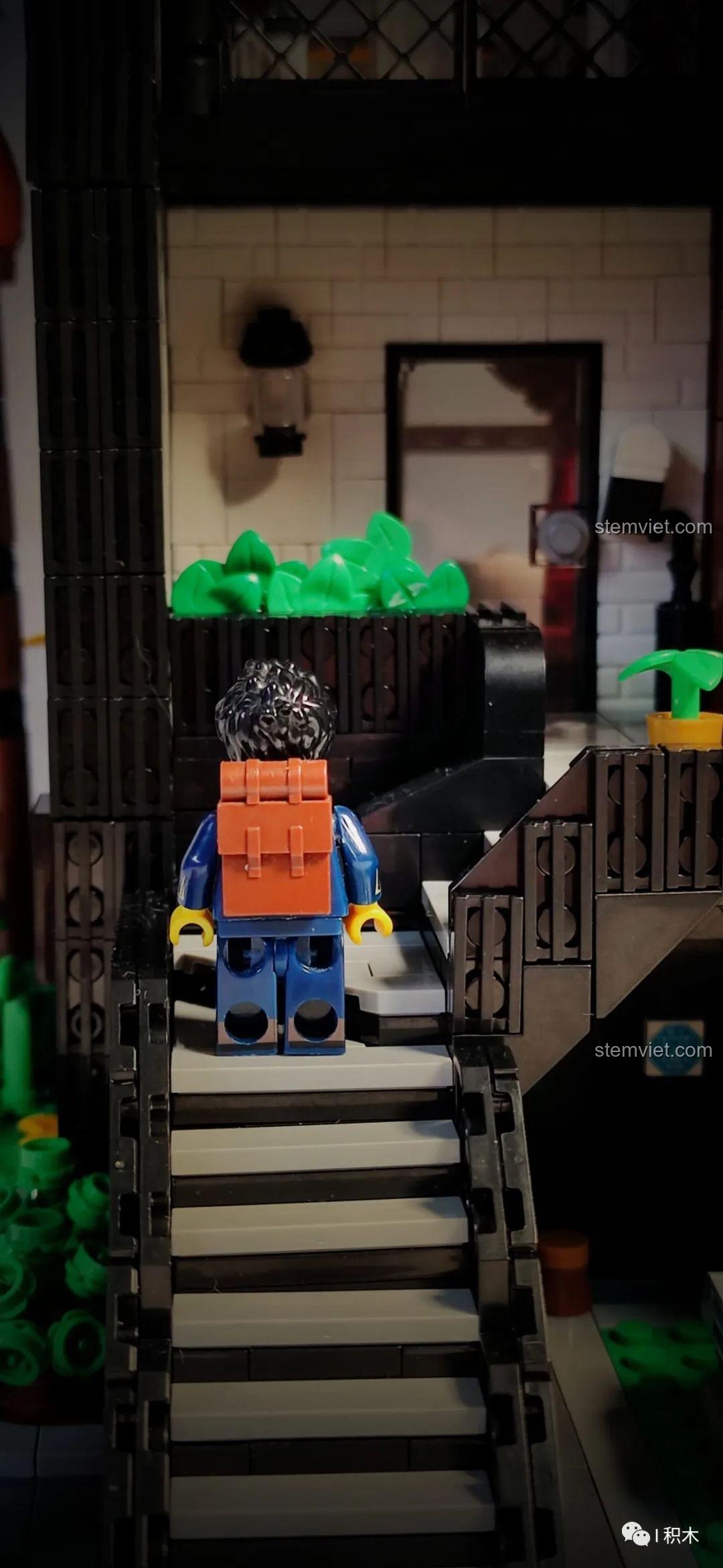 Nhân vật minifigure đứng dưới tán cây mùa thu của bộ xếp hình Ngôi nhà kiến trúc sư 10205.