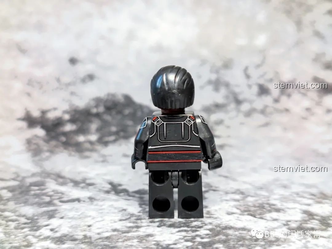 Minifigure Fennec Shand KORUIT KT1052 Star Wars với mũ bảo hiểm cam và trang phục sát thủ.