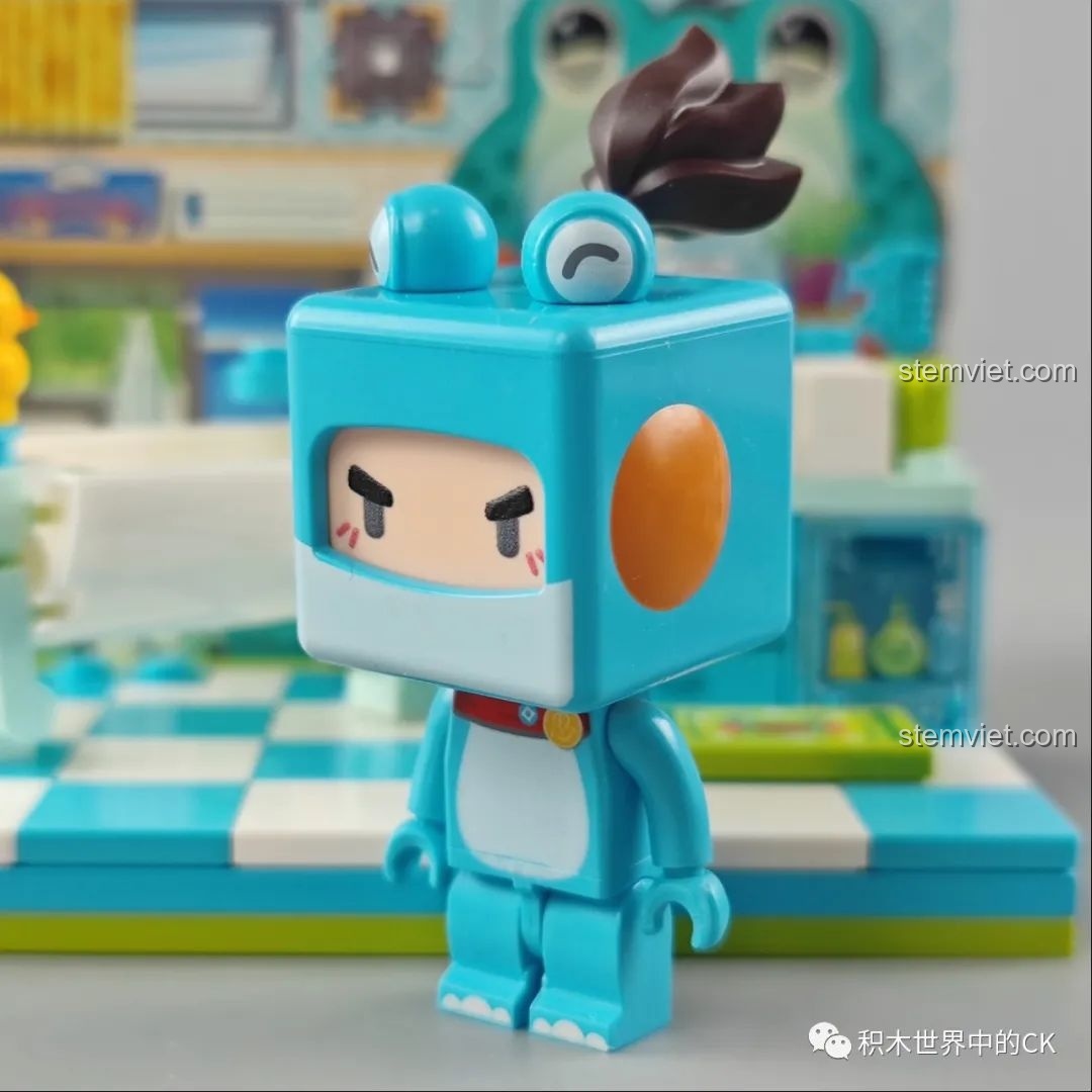 Cận cảnh minifigure Frog Taro trong bộ đồ chơi Sưu Tập Hộp Mù Mini World: Cuộc Sống Tại Gia Dễ Thương.