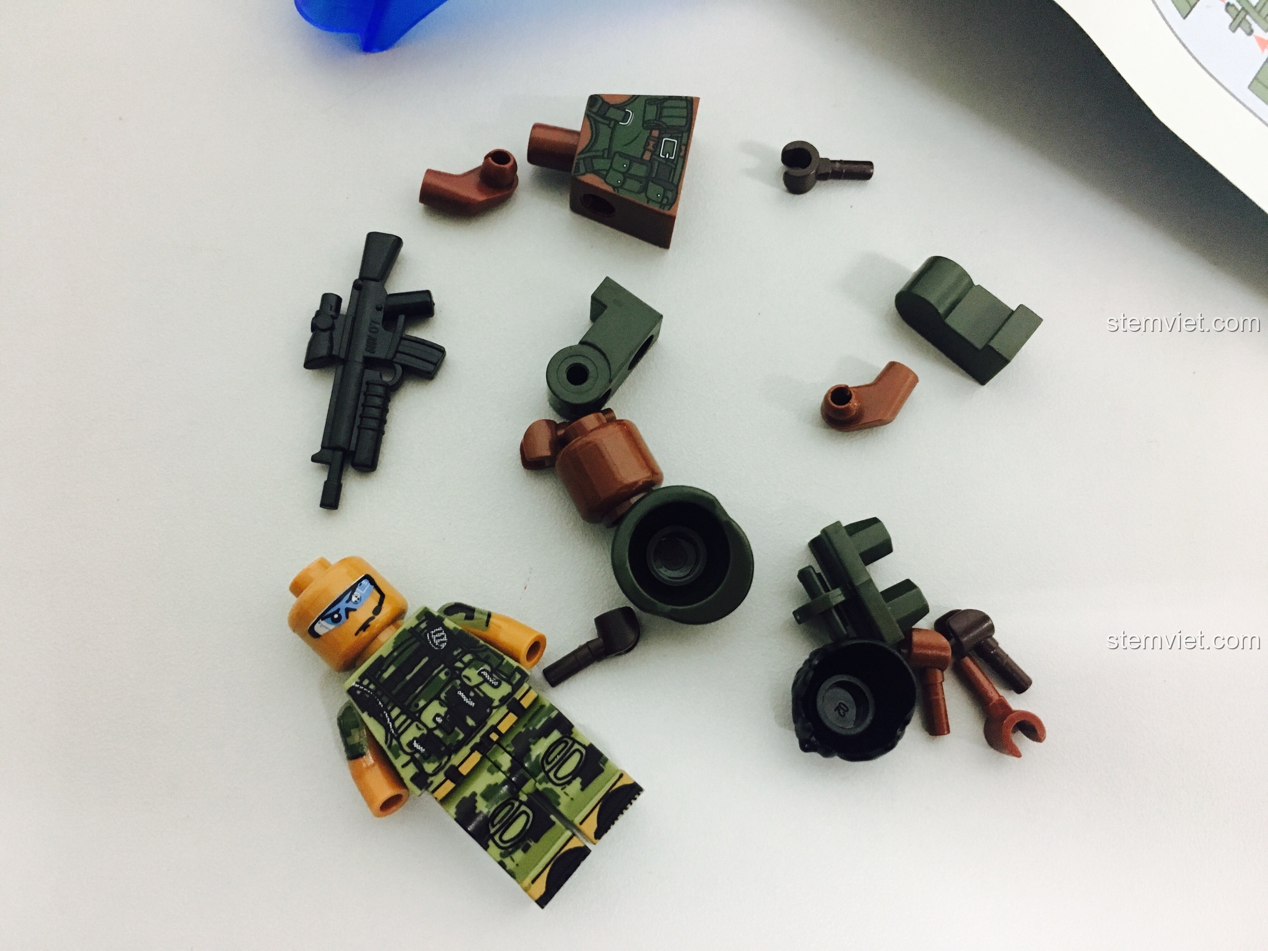 Cận cảnh các bộ phận của một minifigure lính đặc nhiệm trong bộ GUDI Tiger Action, một bộ đồ chơi quân đội 8031 tiết kiệm.