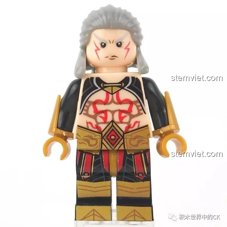 Cận cảnh minifigure Hậu Nghệ từ bộ Sembo 11840, với mái tóc xám và các chi tiết in hình xăm màu đỏ trên ngực.
