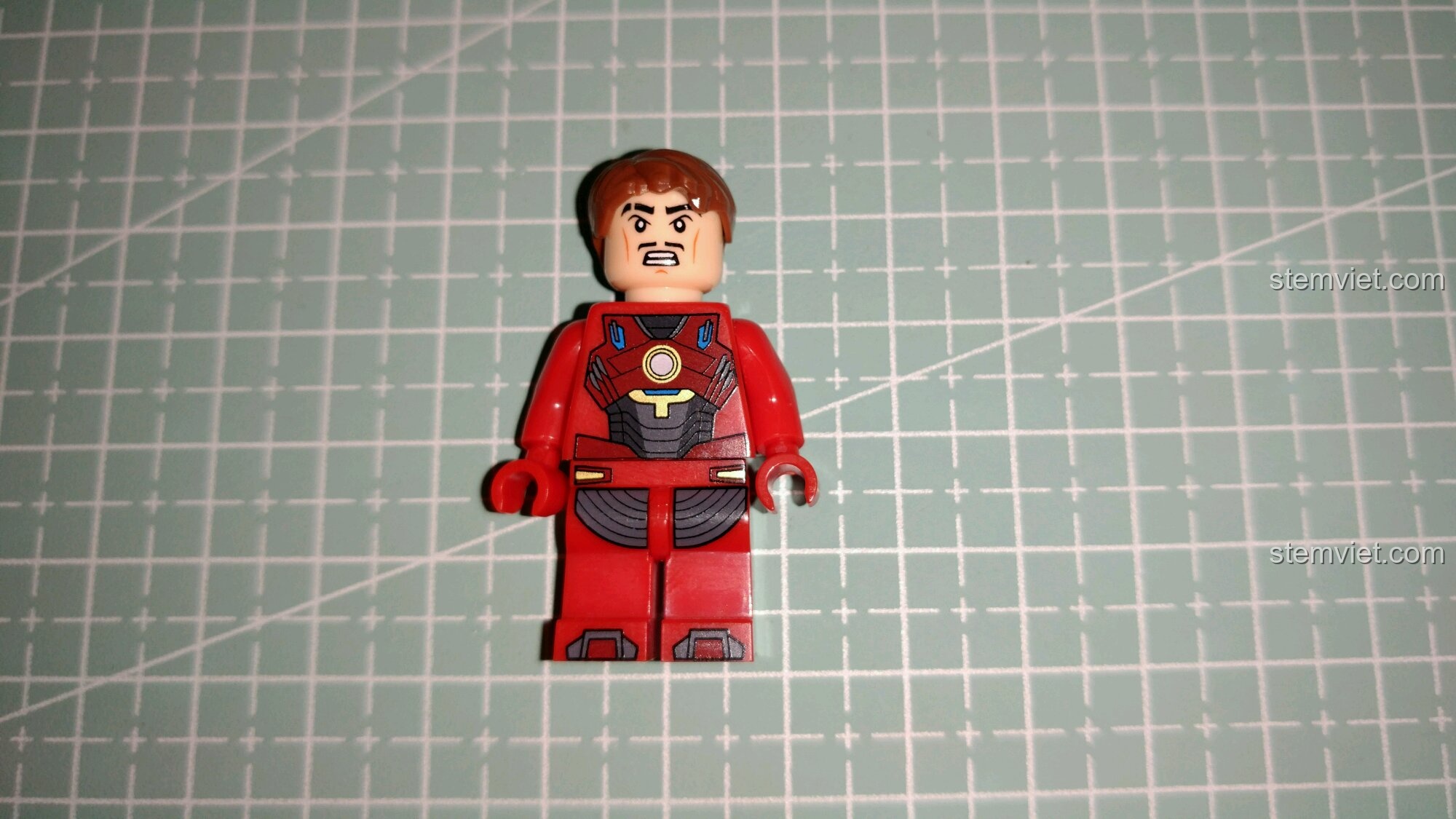 Minifigure Iron Man đi kèm bộ lắp ráp Iron Man Mecha MK16 cho trẻ em 6+, với bộ râu và biểu cảm độc đáo.