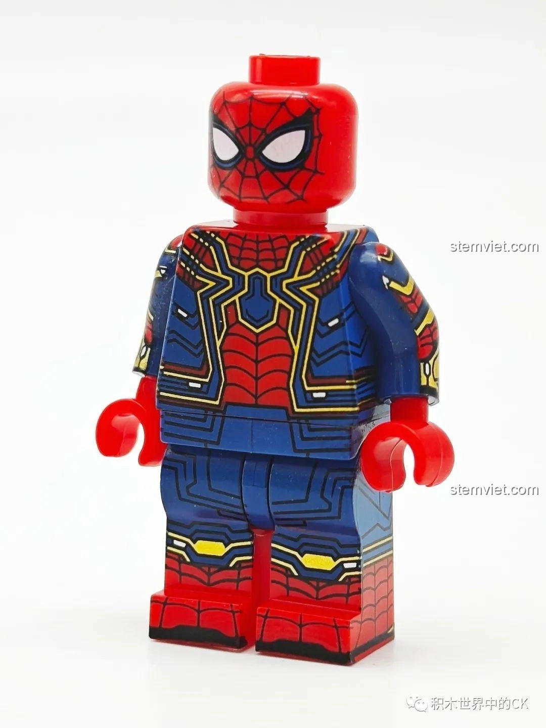Minifigure Iron Spider-Man từ bộ KORUIT KT1069 Người Nhện: Du Hành Vũ Trụ, với bộ giáp vàng chi tiết.