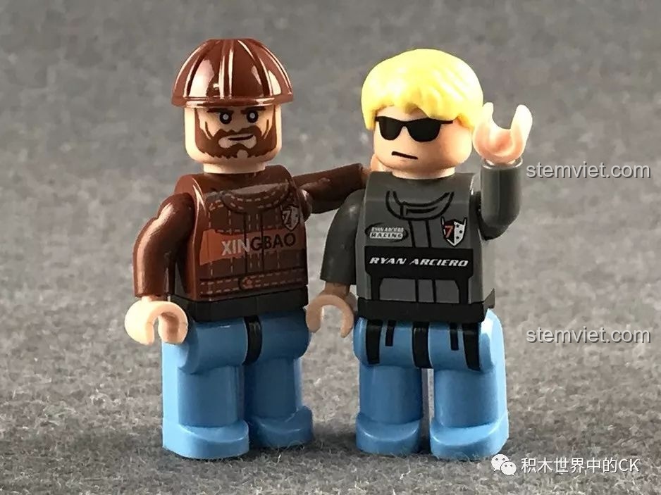 Hai minifigure của bộ đồ chơi xây dựng Jeep Wrangler cho trẻ 6 tuổi đang tạo dáng, thể hiện khớp tay linh hoạt.