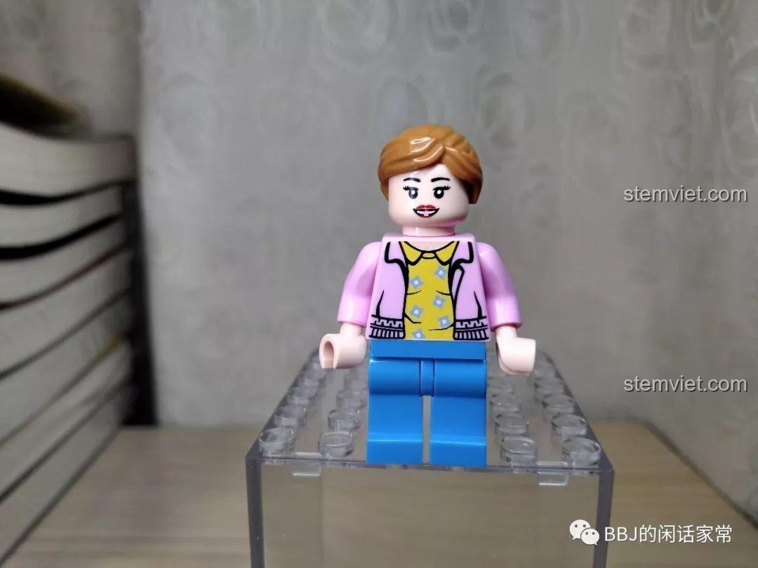 Minifigure khách hàng nữ trong bộ cảm nhận Sembo 601056 Quầy bán nước giải khát.