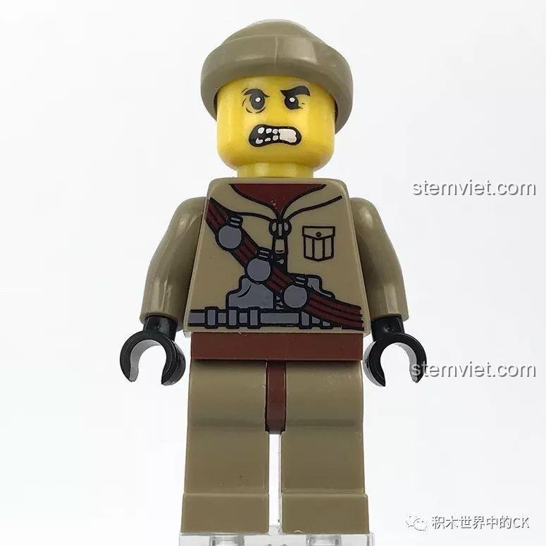 Minifigure người lính với biểu cảm chiến đấu và dây đeo trang bị trong bộ xếp hình KAZI KY10000.