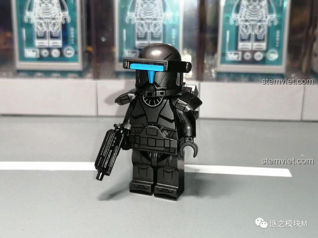 Minifigure Lính Commando Đen XP-371 từ set Koruit KT1048, với bộ giáp đen tuyền đầy uy lực và bí ẩn.