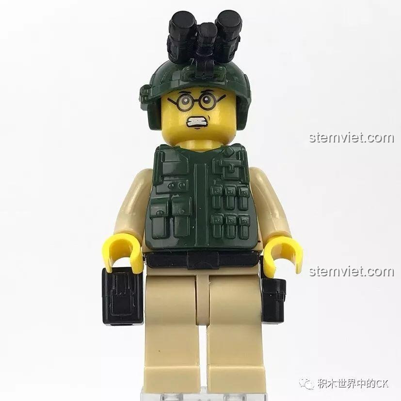Minifigure lính đặc nhiệm với áo giáp và kính nhìn đêm trong bộ lắp ráp xe tăng M1A2 Abrams.