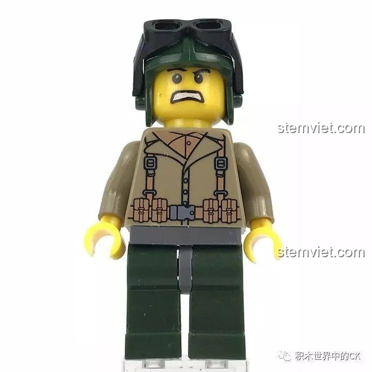 Cận cảnh minifigure lính lái xe tăng trong bộ KAZI KY10000 với mũ bảo hiểm và biểu cảm lo lắng.