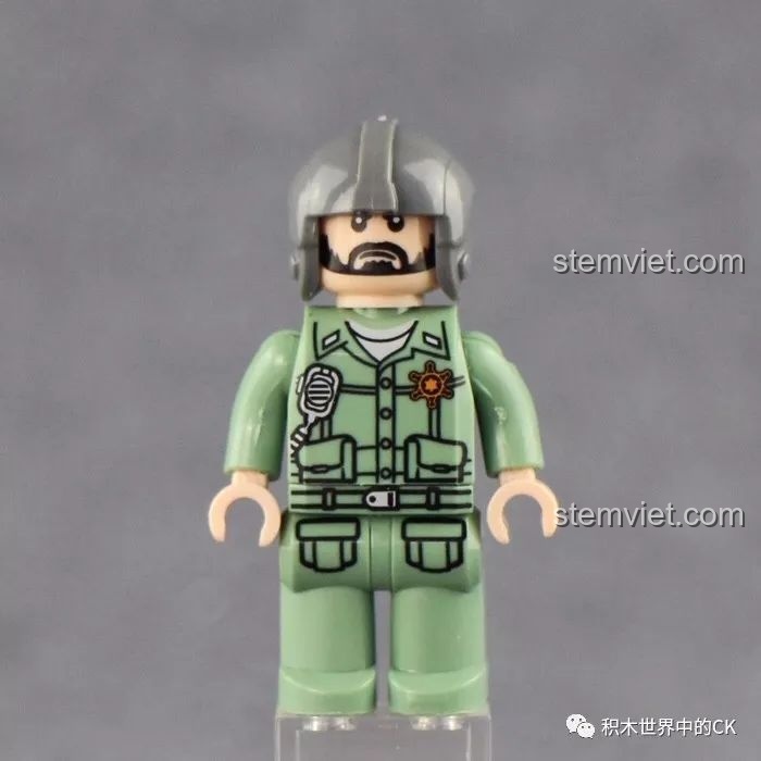 Cận cảnh minifigure lính lái xe tăng trong bộ Xingbao XB06021 với bộ quân phục màu xanh và mũ bảo hiểm.