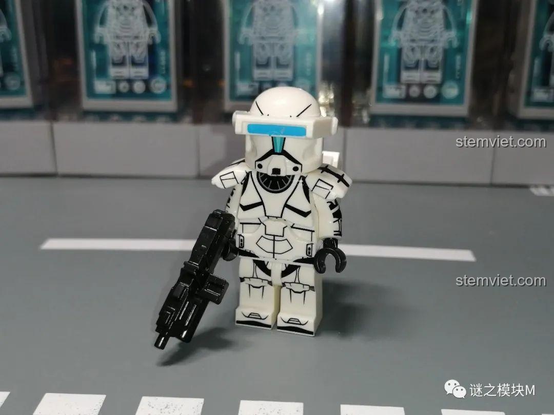 Minifigure Lính Commando XP-369 với đầy đủ trang bị, bao gồm mũ, giáp, kính ngắm và vũ khí, sẵn sàng cho mọi nhiệm vụ.