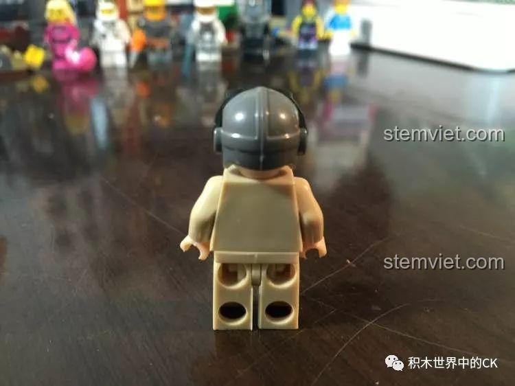 Mặt sau của minifigure lính tăng trong bộ đồ chơi xây dựng Xe tăng chiến đấu Đức cho bé trai từ 6 tuổi.