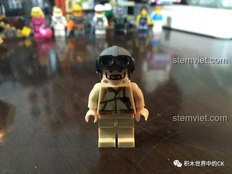 Cận cảnh minifigure lính tăng Đức trong bộ lắp ráp Panzerkampfwagen III KAZI với mũ và kính phi công chi tiết.