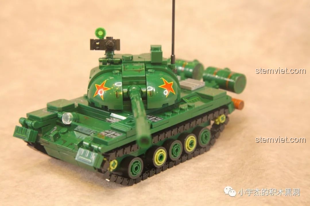 Góc nhìn nghiêng của các minifigure lính tăng từ bộ lắp ráp Xe tăng Type 59 SEMBO 203105.