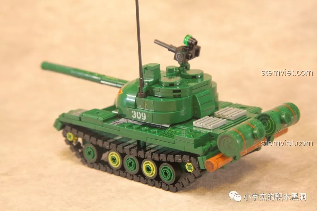 Mặt sau của các minifigure lính tăng từ bộ lắp ráp Xe tăng Type 59 SEMBO 203105, chi tiết trang phục.