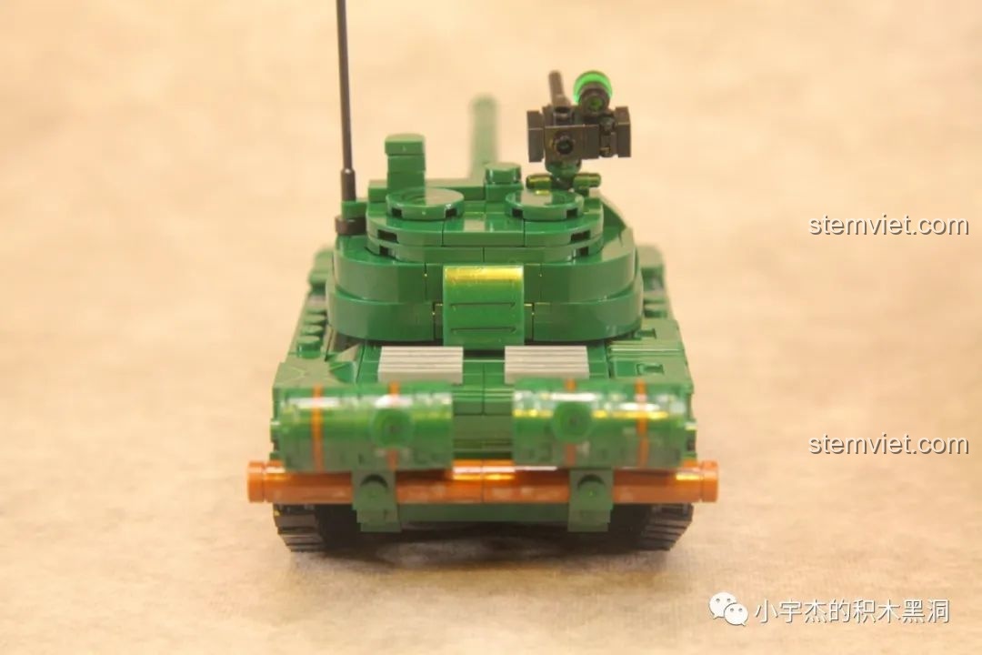 Ba minifigure lính tăng đi kèm bộ lắp ráp Xe tăng Type 59 SEMBO 203105, với trang phục quân đội.