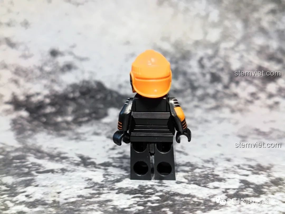 Minifigure Luke Skywalker KORUIT KT1052 Star Wars với áo choàng đen và Lightsaber xanh lá.