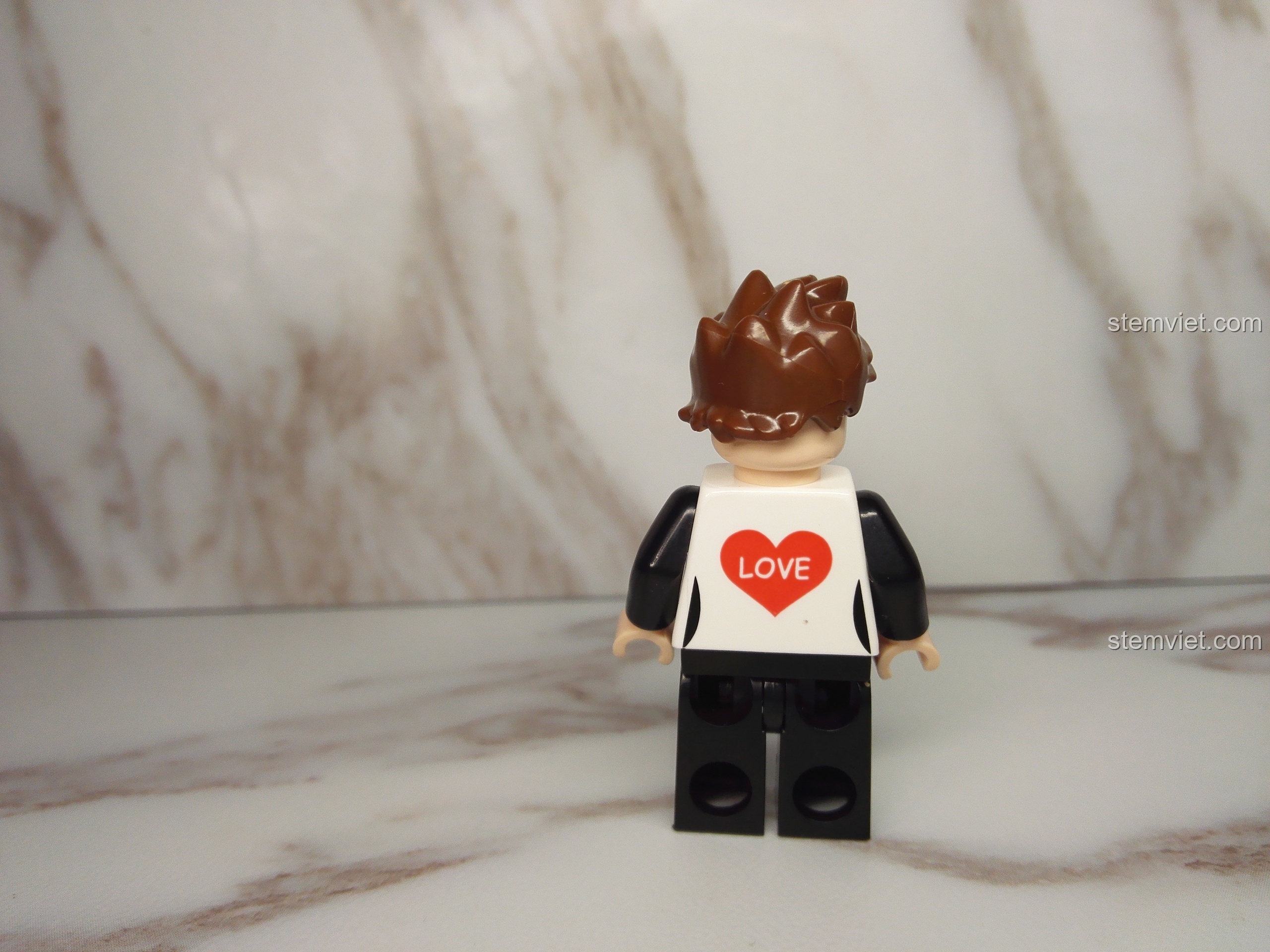 Cận cảnh mặt sau nhân vật minifigure nam của bộ PanlosBrick 656001 Mô hình Bắc Kinh.