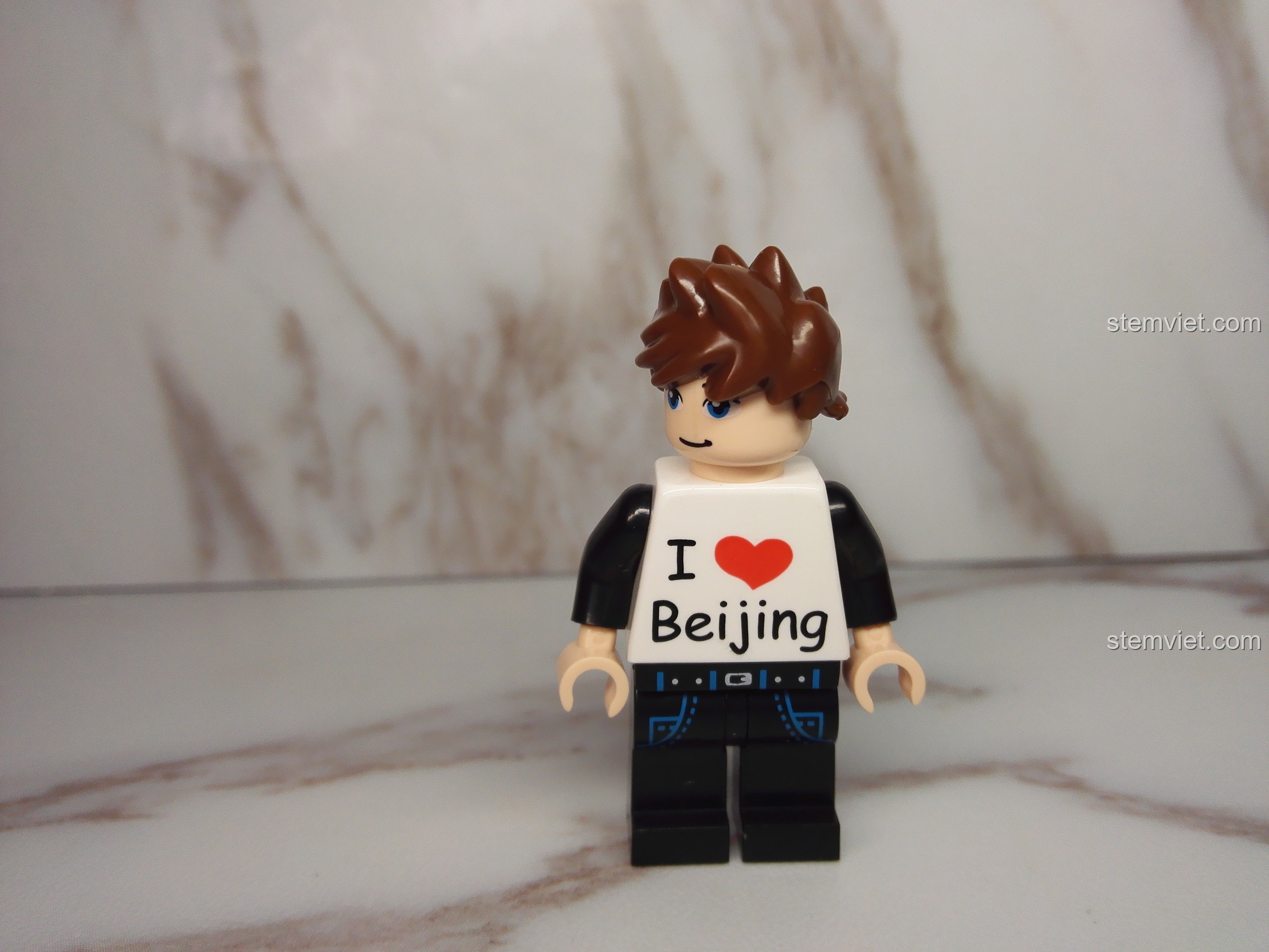 Cận cảnh mặt trước nhân vật minifigure nam của bộ PanlosBrick 656001 Mô hình Bắc Kinh.