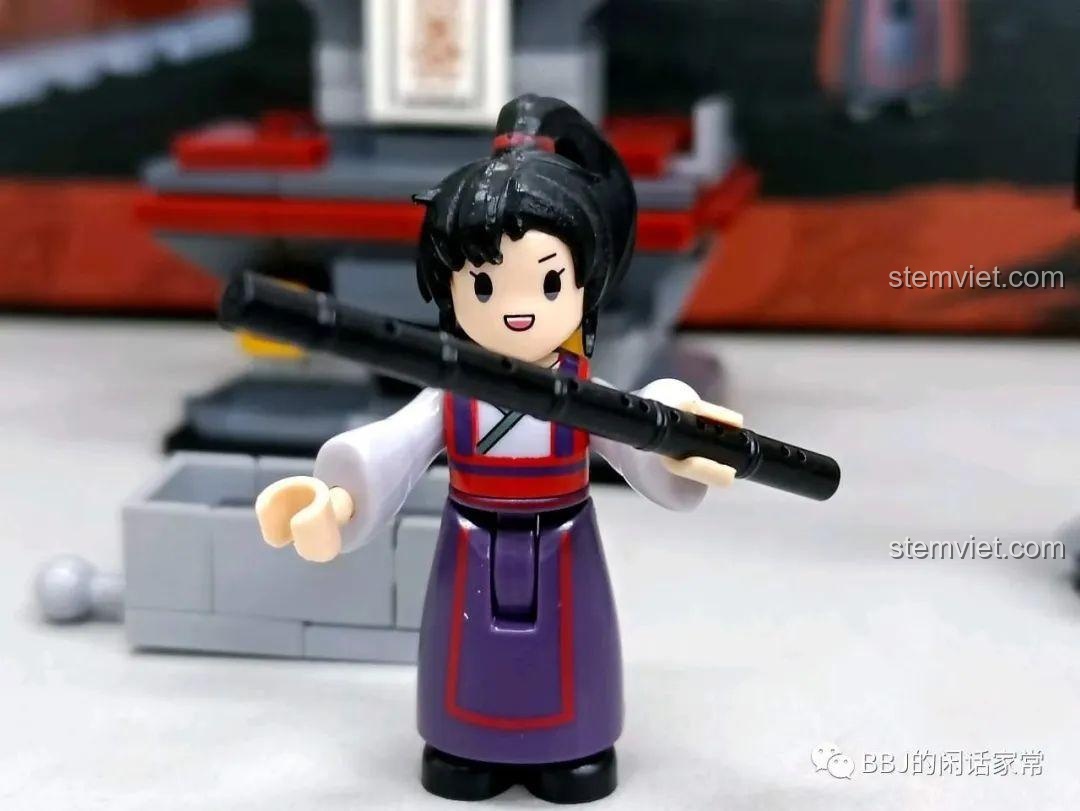 Cận cảnh minifigure Di Lăng Lão Tổ Ngụy Vô Tiện Leier với cây sáo Trần Tình.